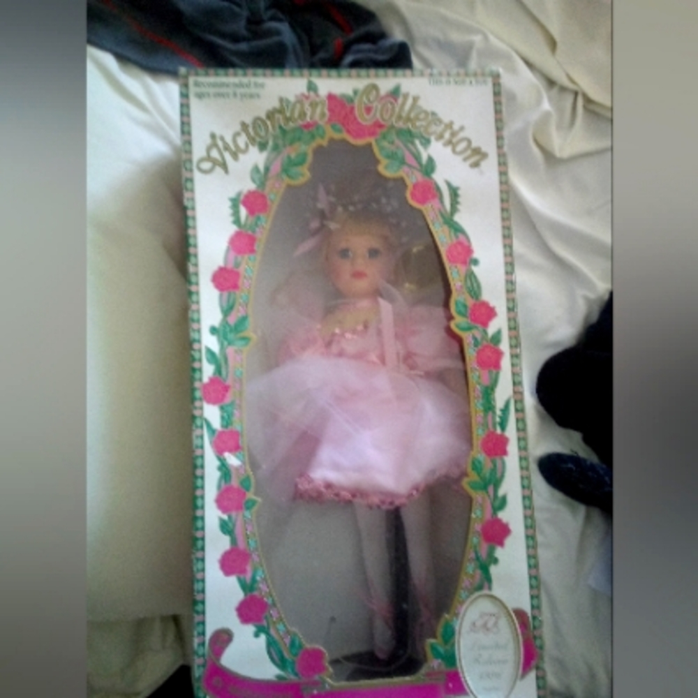 Victoria collection Ballerina by melissa Jane. NWT 1996 Genuine Porcelain doll